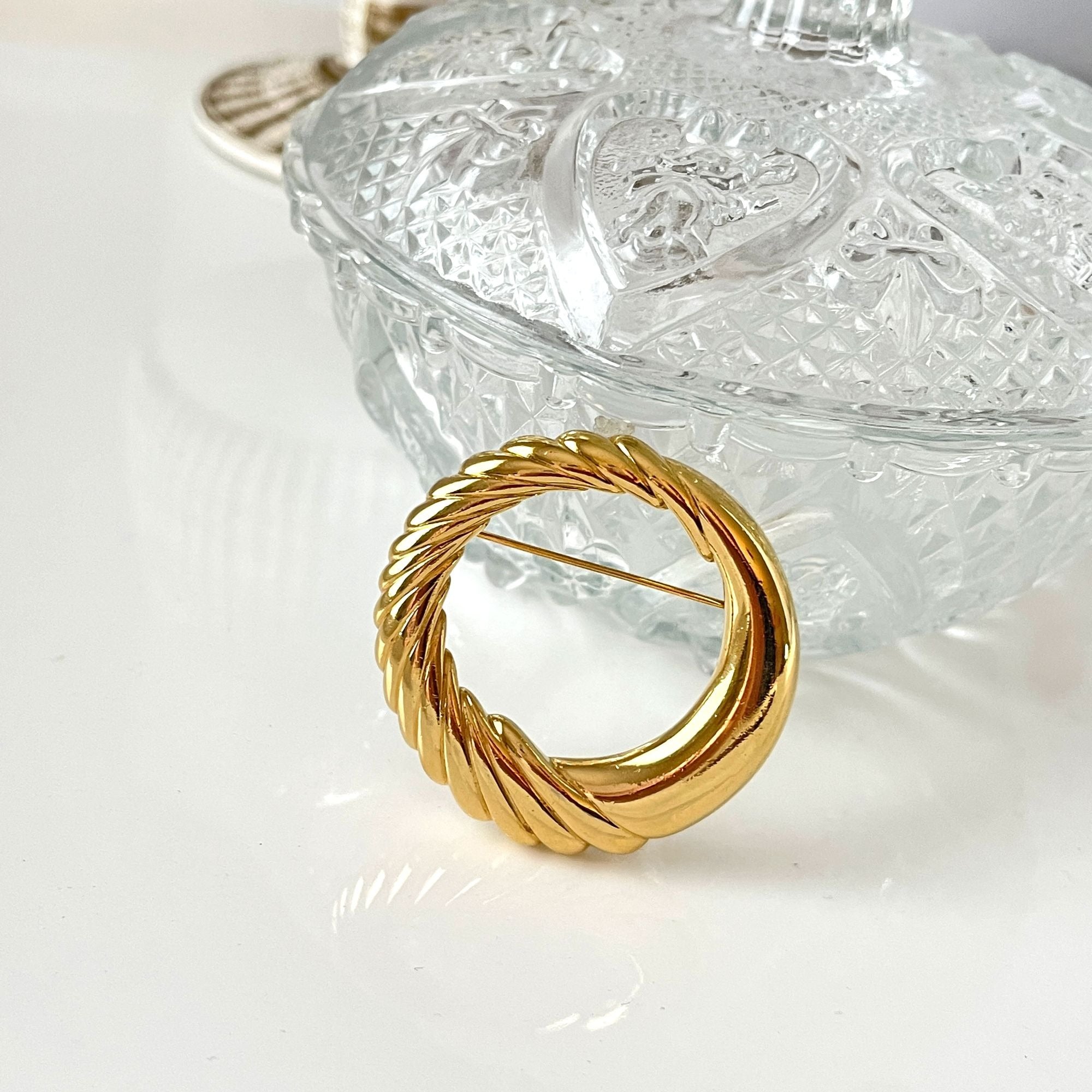 Vintage Monet Wreath or Circle Brooch Pin Gold Tone