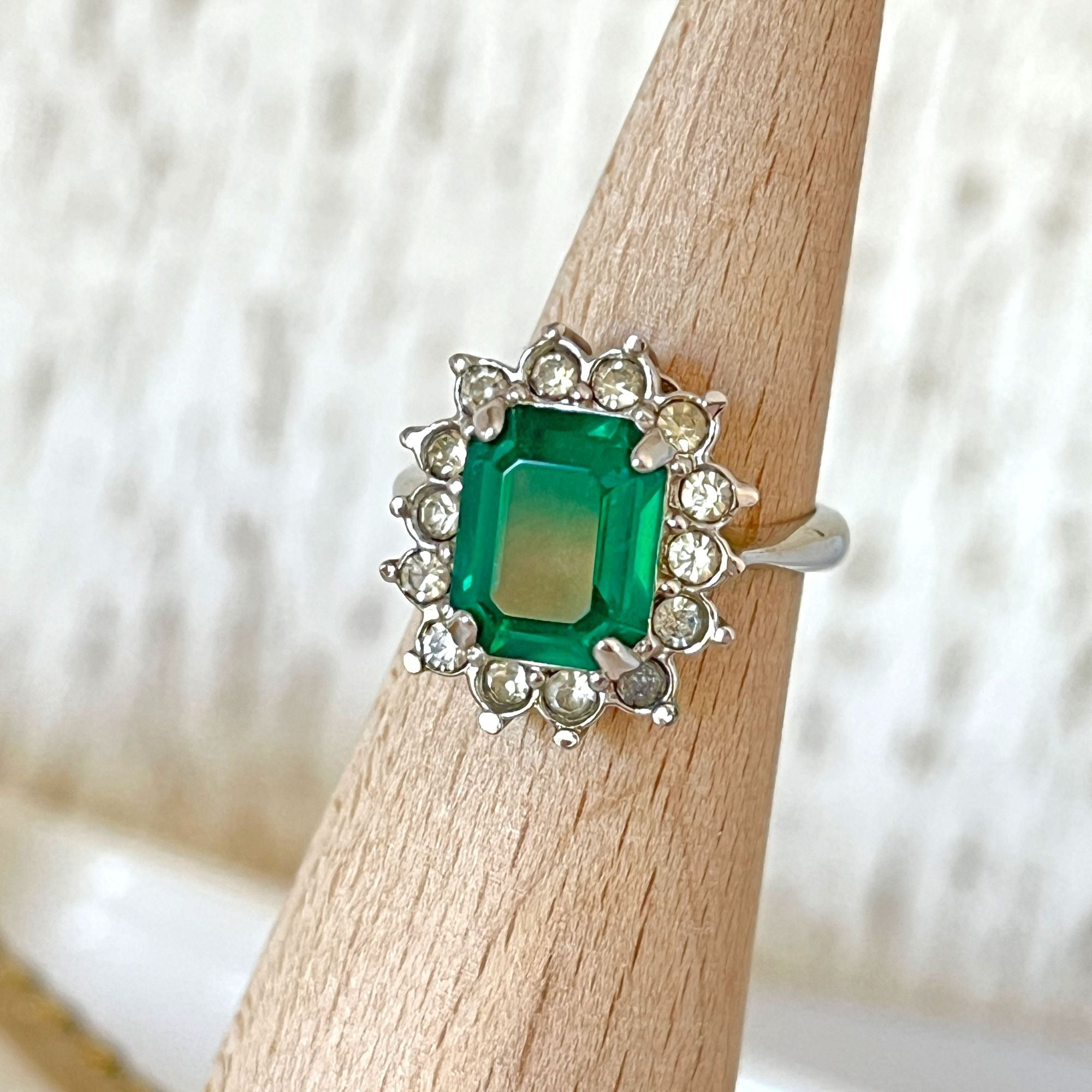 Super Pretty Vintage Emerald Green Rhinestone Ring Sarah Coventry