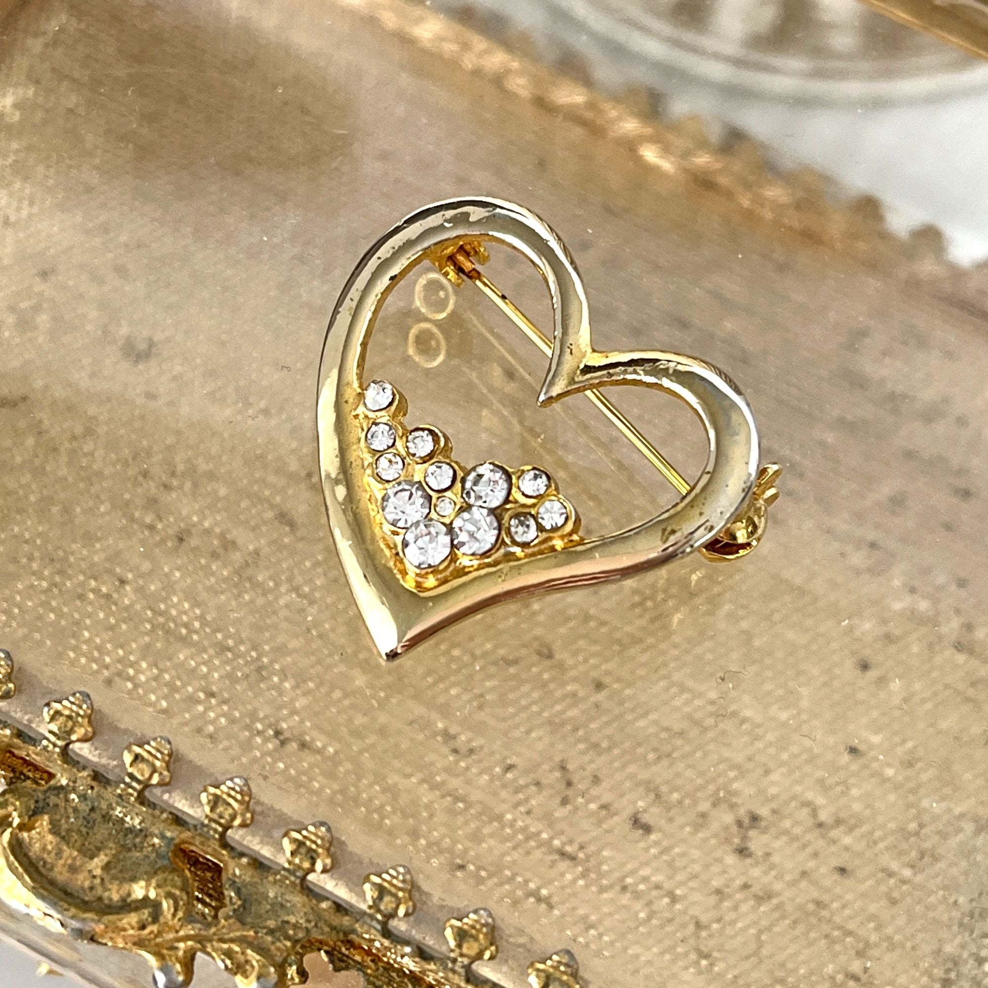 Pretty Vintage Cluster Rhinestone Gold Tone Heart Valentine Brooch Pin