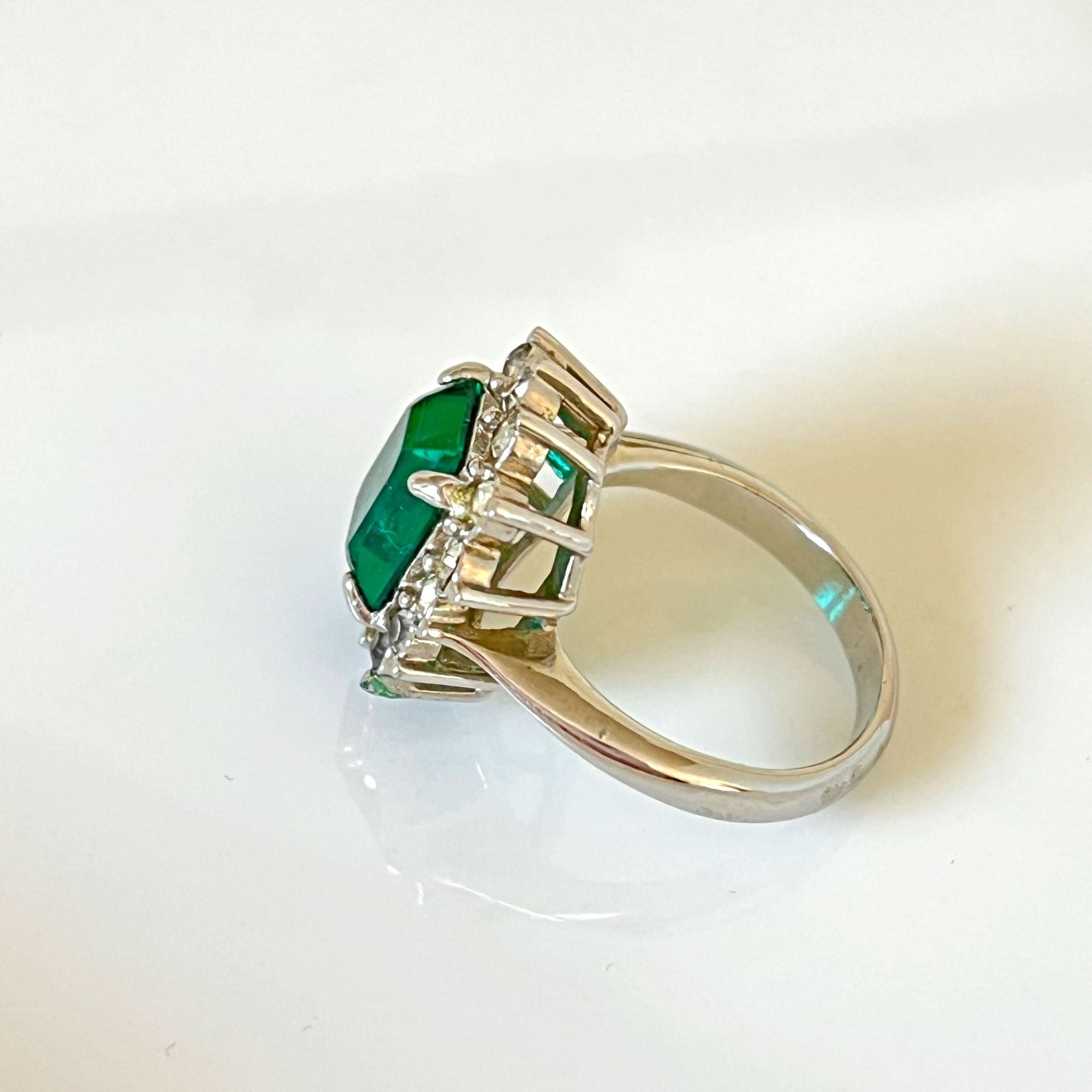 Super Pretty Vintage Emerald Green Rhinestone Ring Sarah Coventry