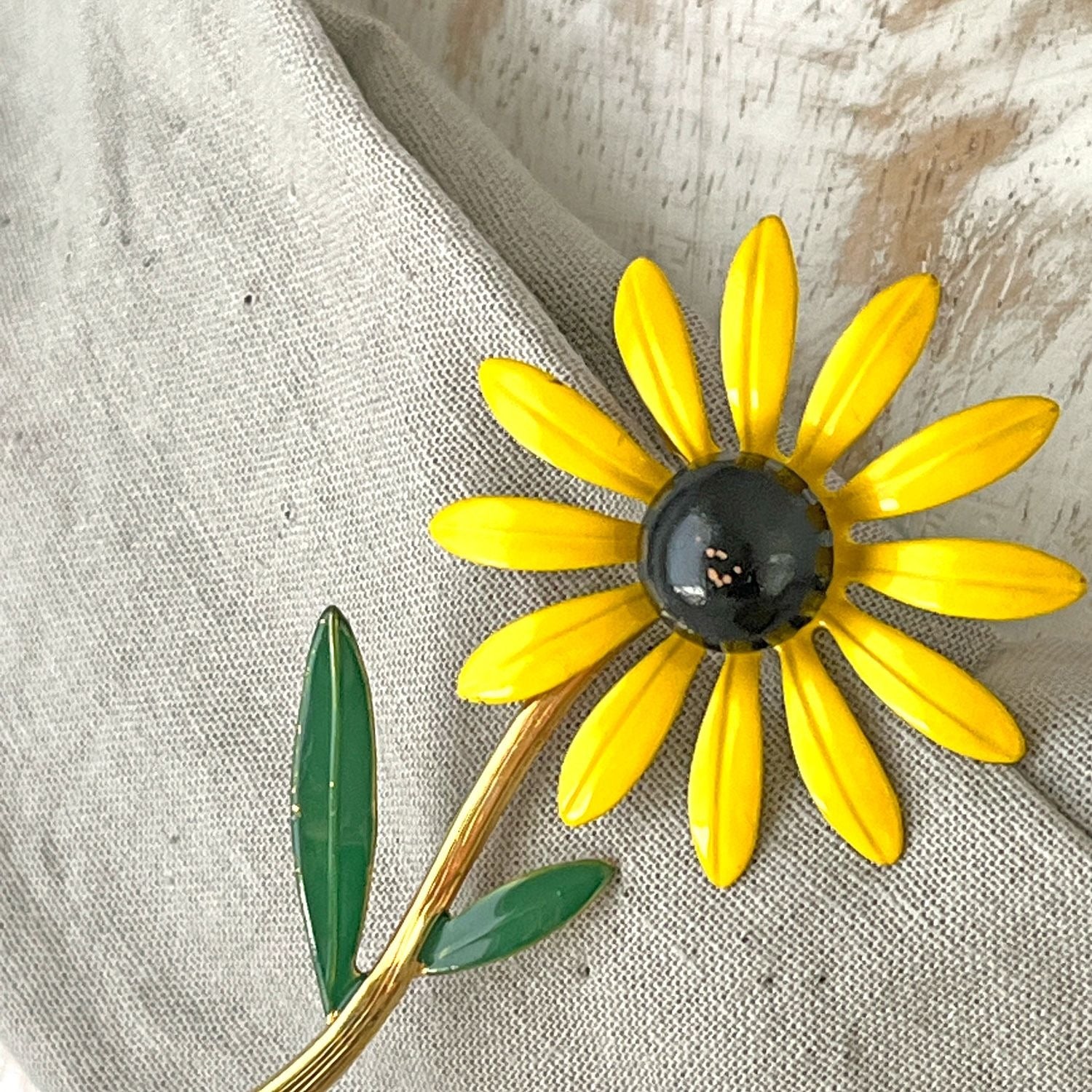 Cheery Vintage 1960s Enamel Daisy Flower Brooch Pin