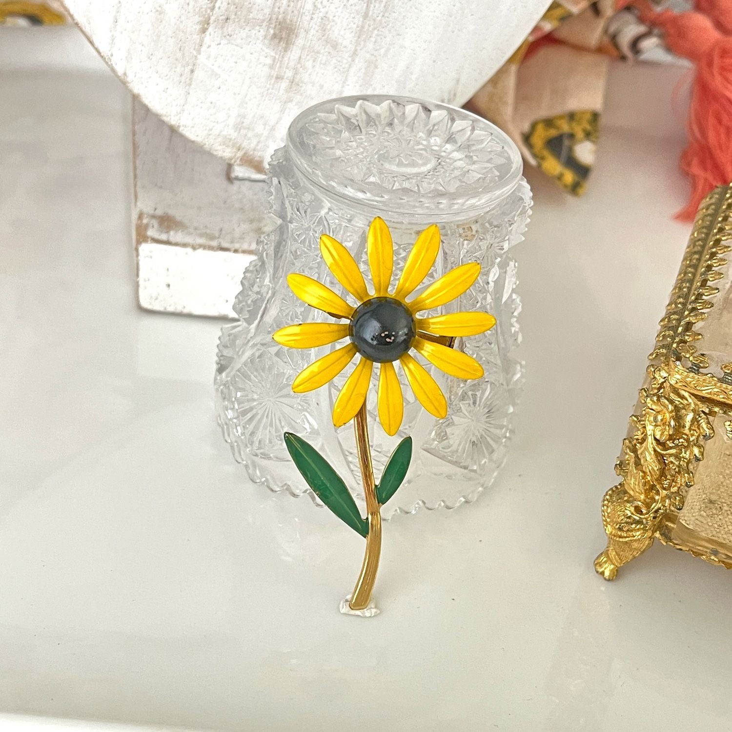 Cheery Vintage 1960s Enamel Daisy Flower Brooch Pin