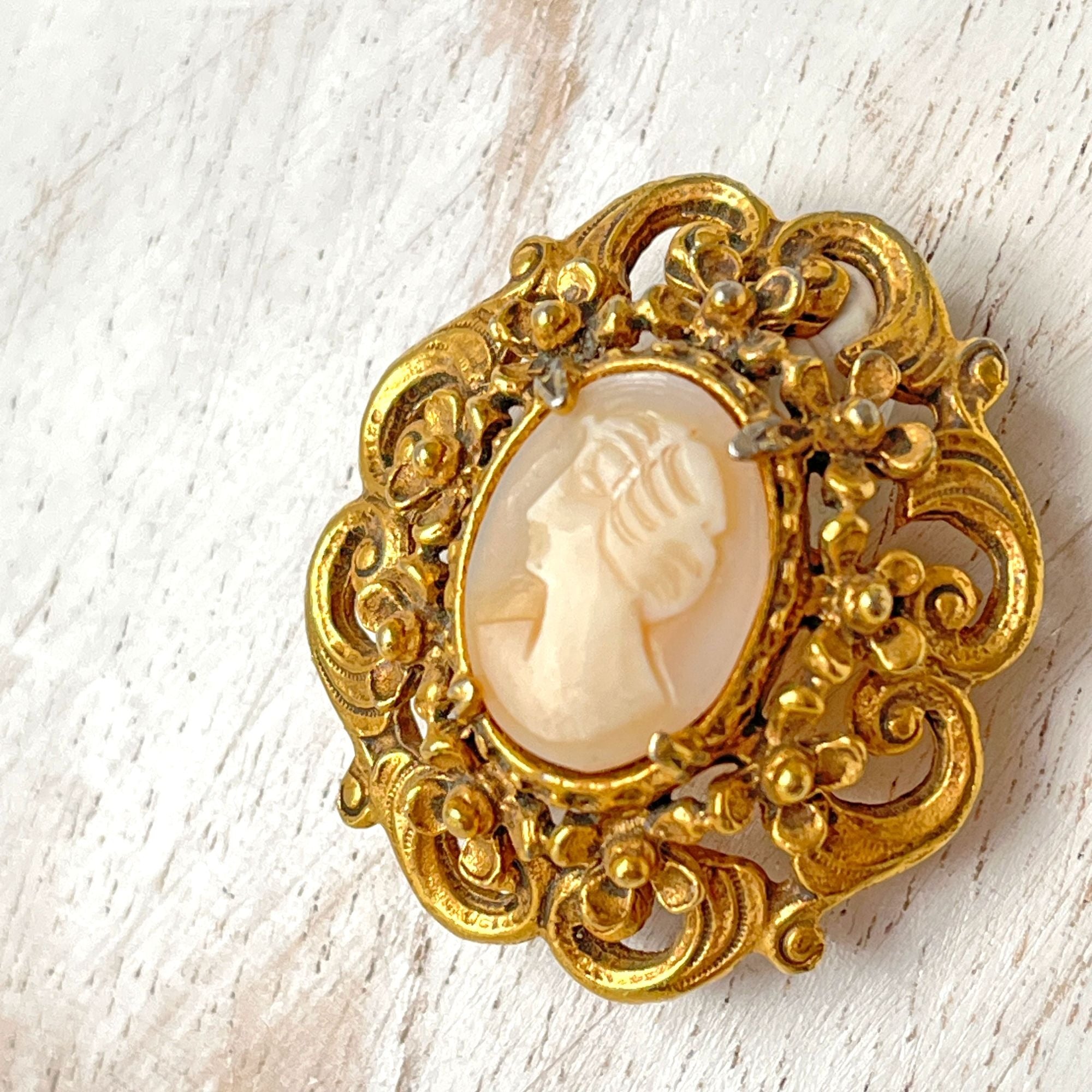 Vintage Florenza Left Facing Cameo Shell Brooch Pin or Pendant