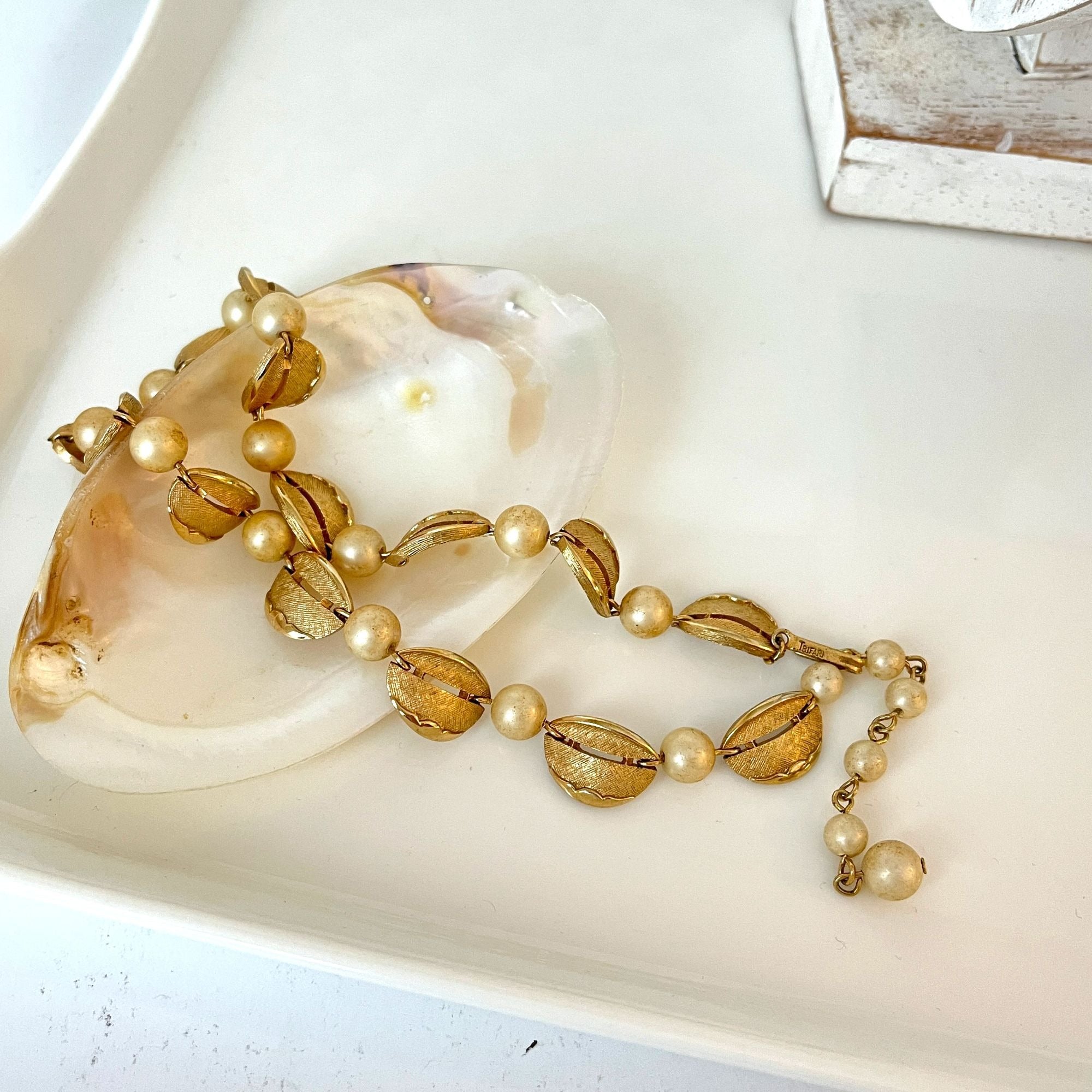 Vintage Pearl and Textured Gold Tone Necklace Like Lisner