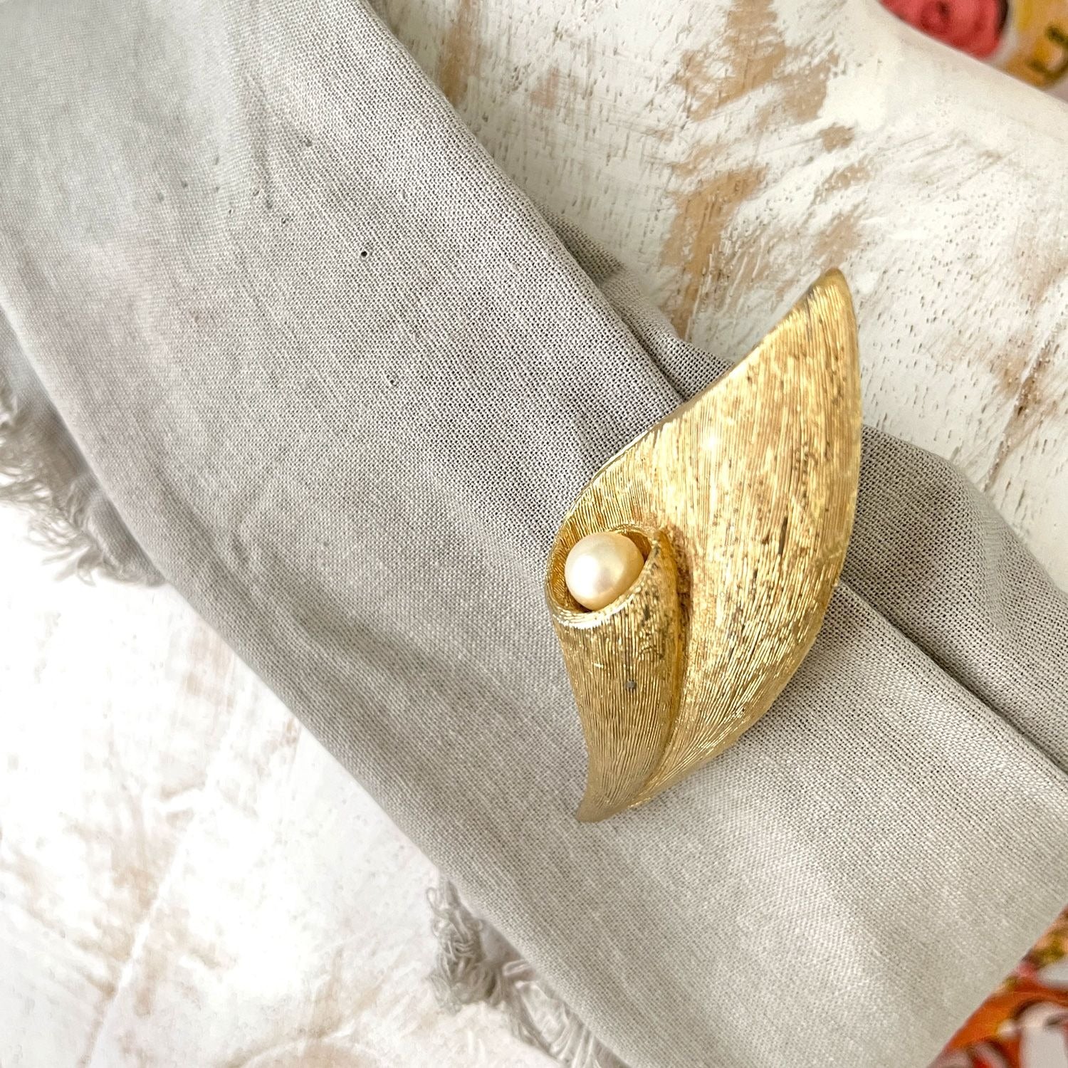 Vintage Elegant Gold Tone Modernist Calla Lily Brooch Pin