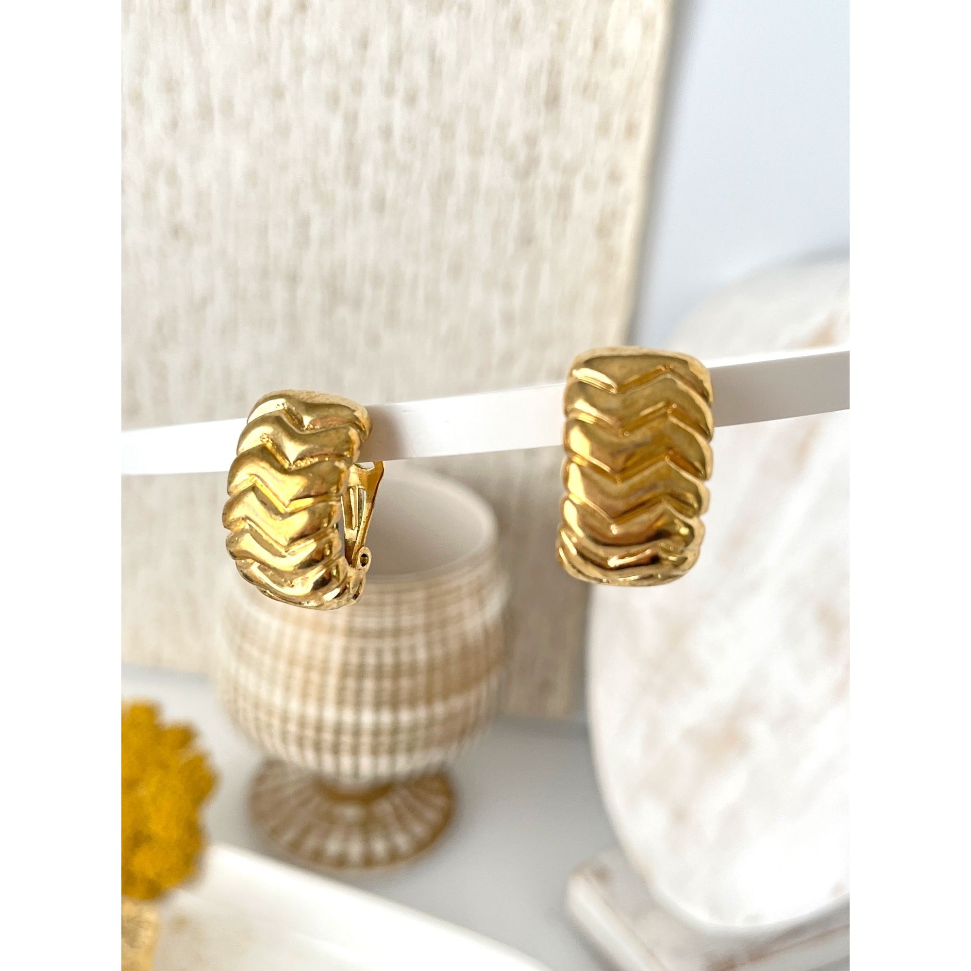 Vintage 1980s Herringbone Half Hoop Chunky Gold Tone Clip Earrings Italy