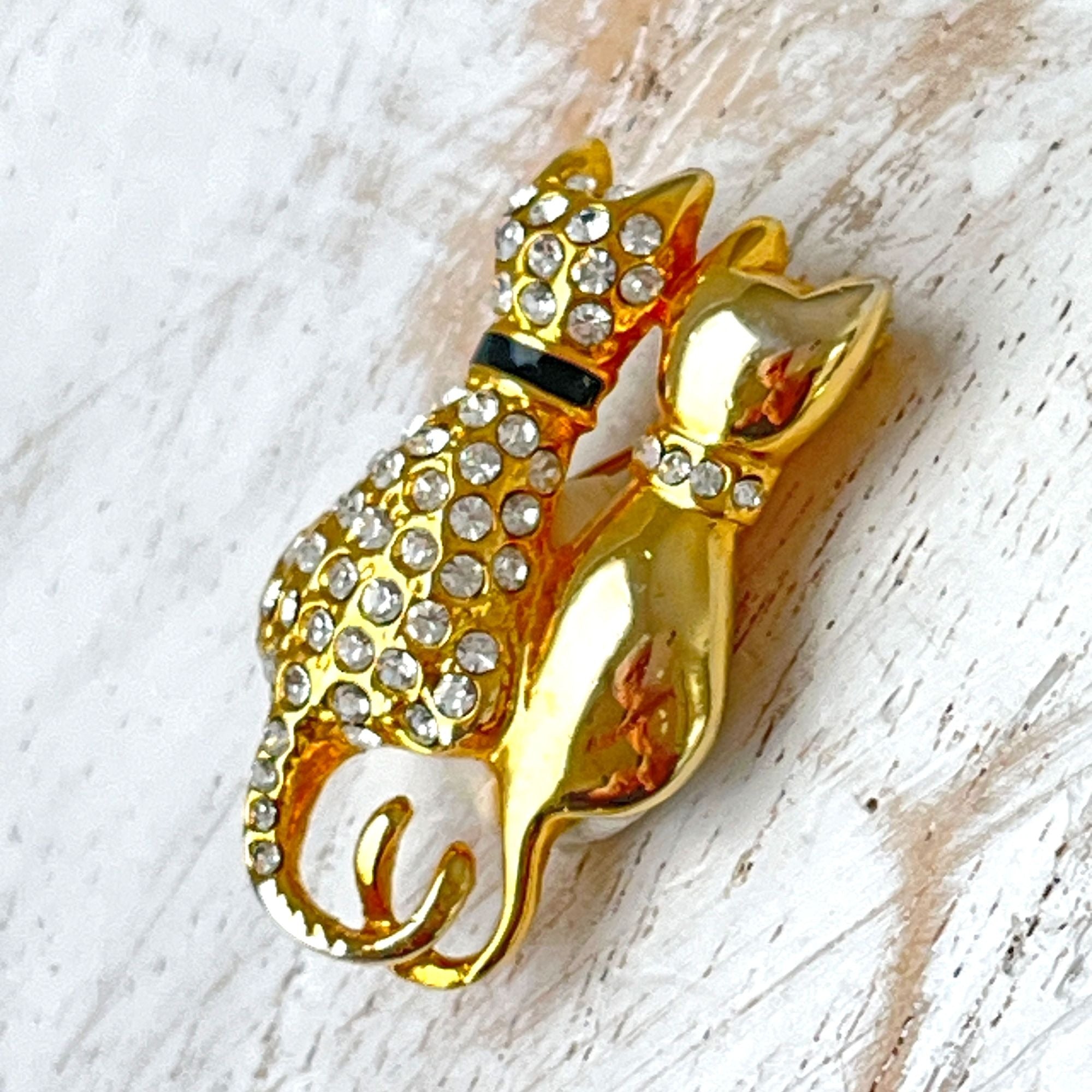 Adorable Vintage Two Cats Love Rhinestone Gold Tone Brooch Pin