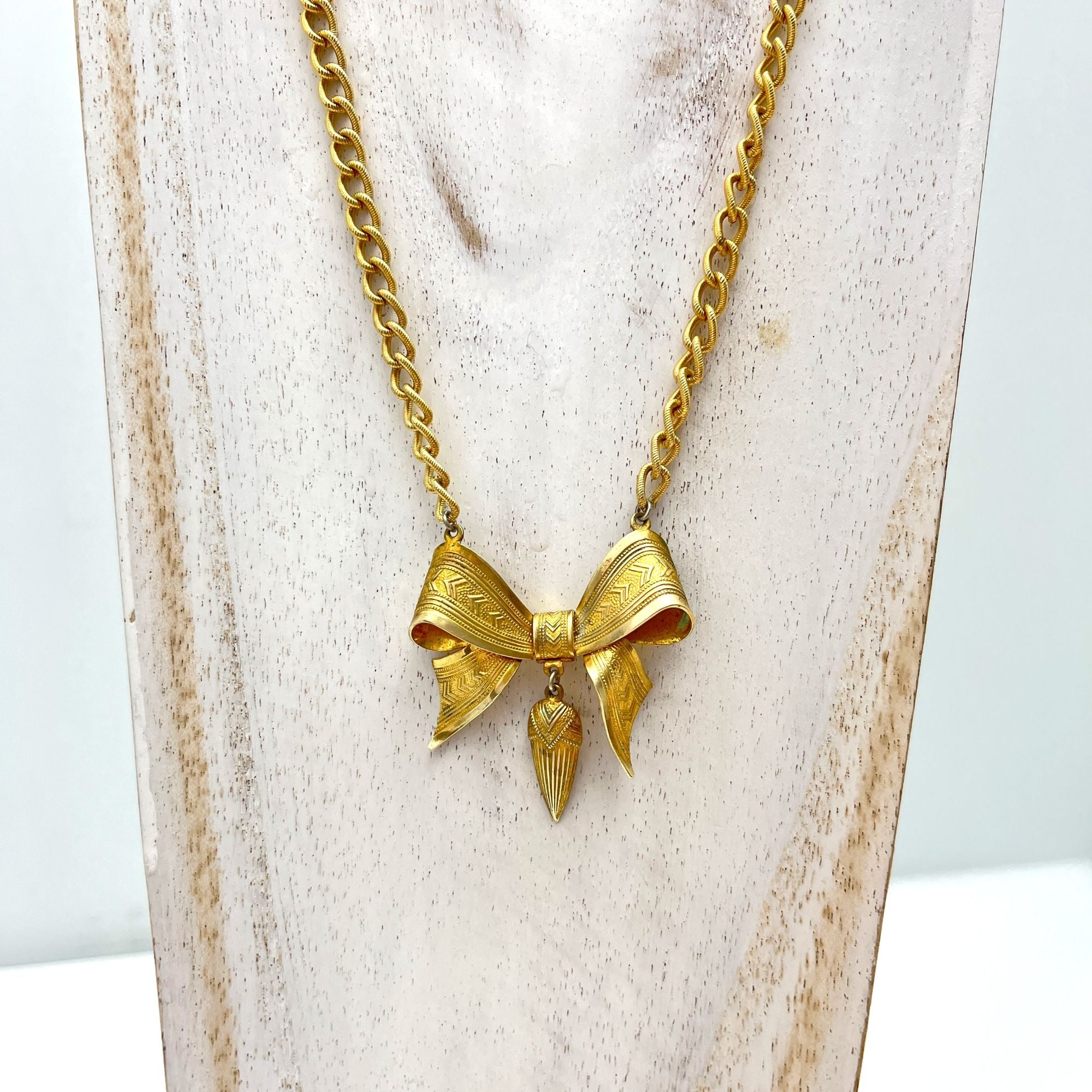 Charming Vintage 1930s Embossed Gold Tone Bow Necklace Art Deco