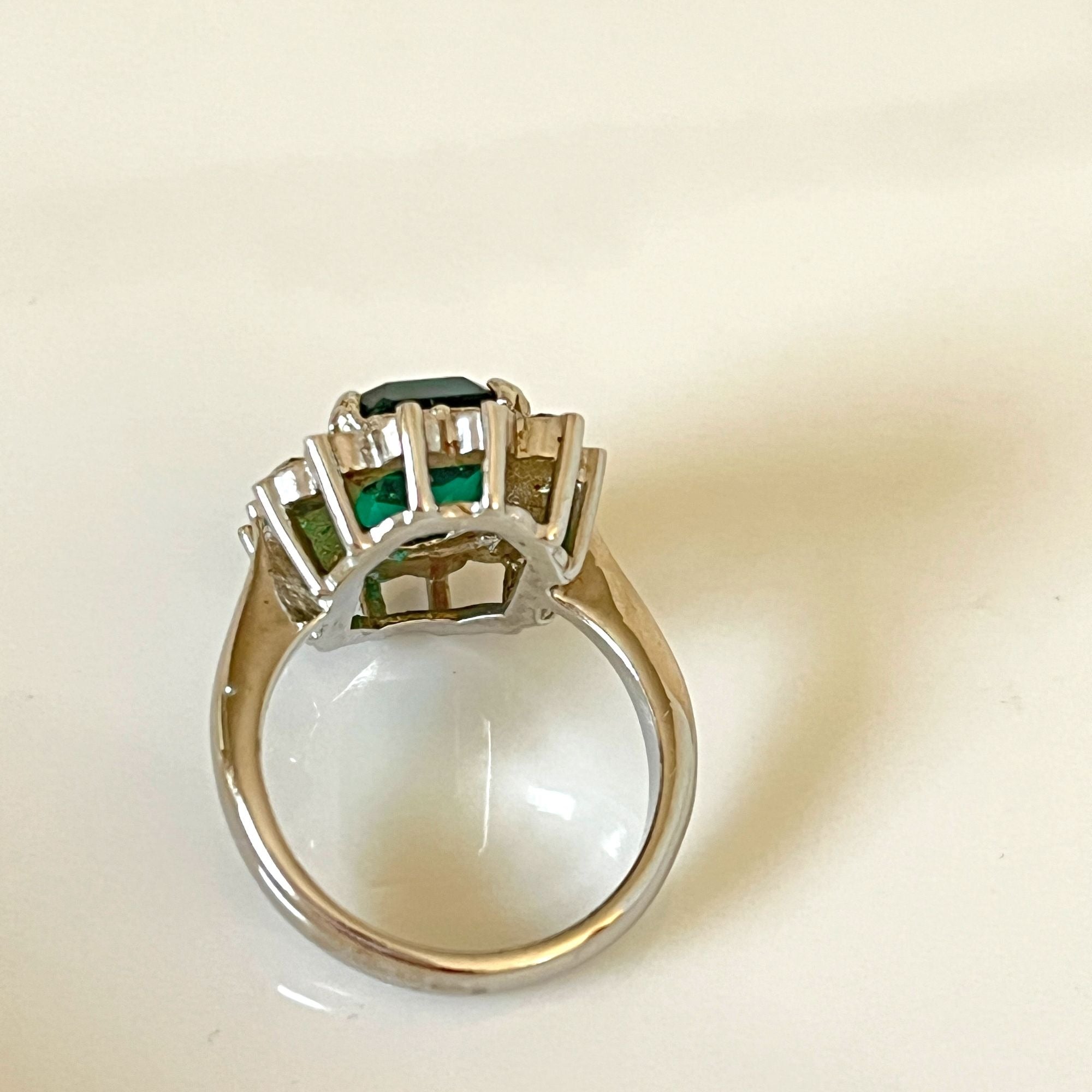 Super Pretty Vintage Emerald Green Rhinestone Ring Sarah Coventry