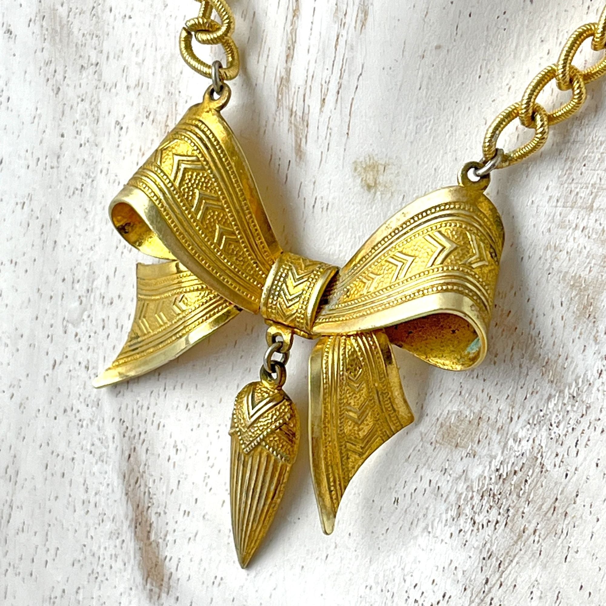 Charming Vintage 1930s Embossed Gold Tone Bow Necklace Art Deco