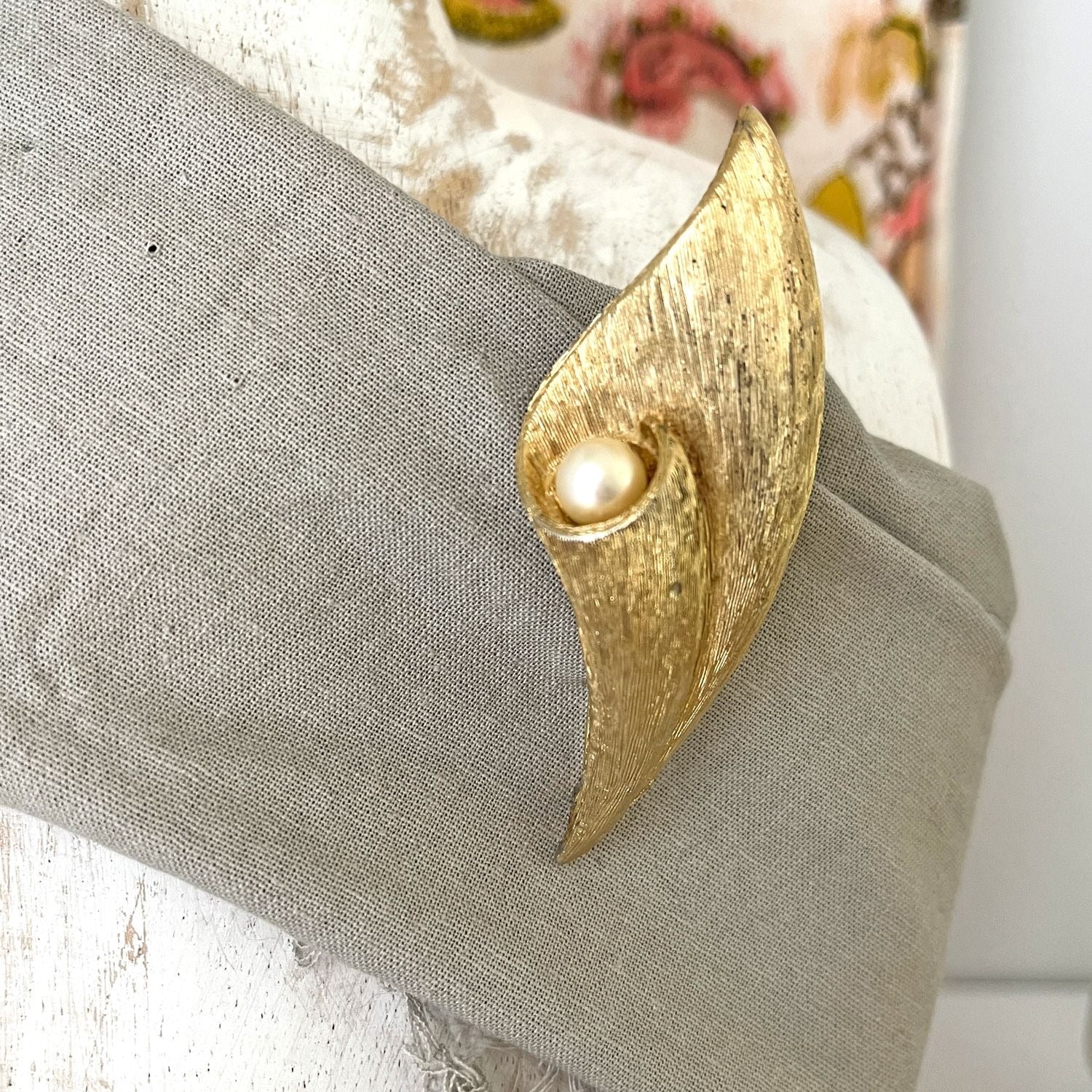 Vintage Elegant Gold Tone Modernist Calla Lily Brooch Pin