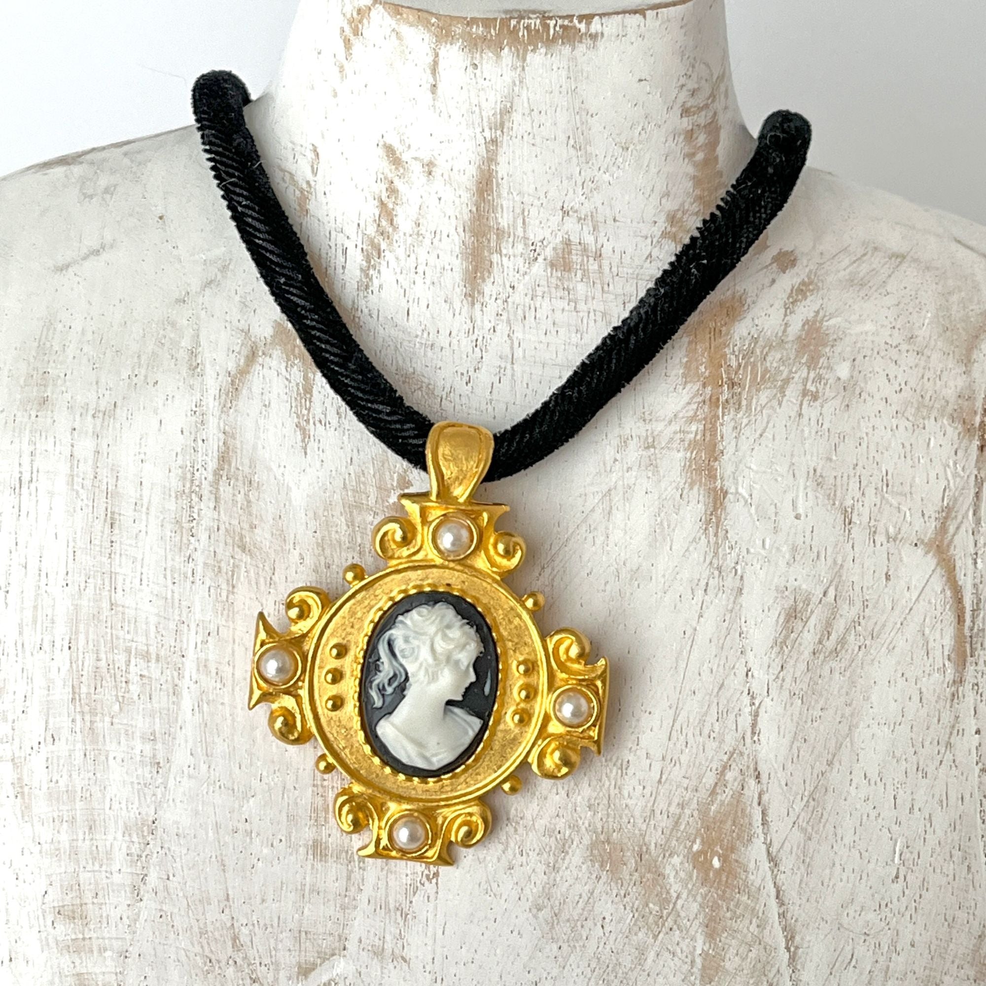 Express Ornate Cameo Romantic Choker Necklace